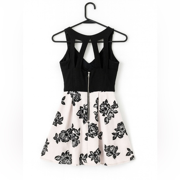 CRYSTAL DOLL Juniors' Flocked Fit & Flare Dress Size Small. Pink and Black - Picture 3 of 3